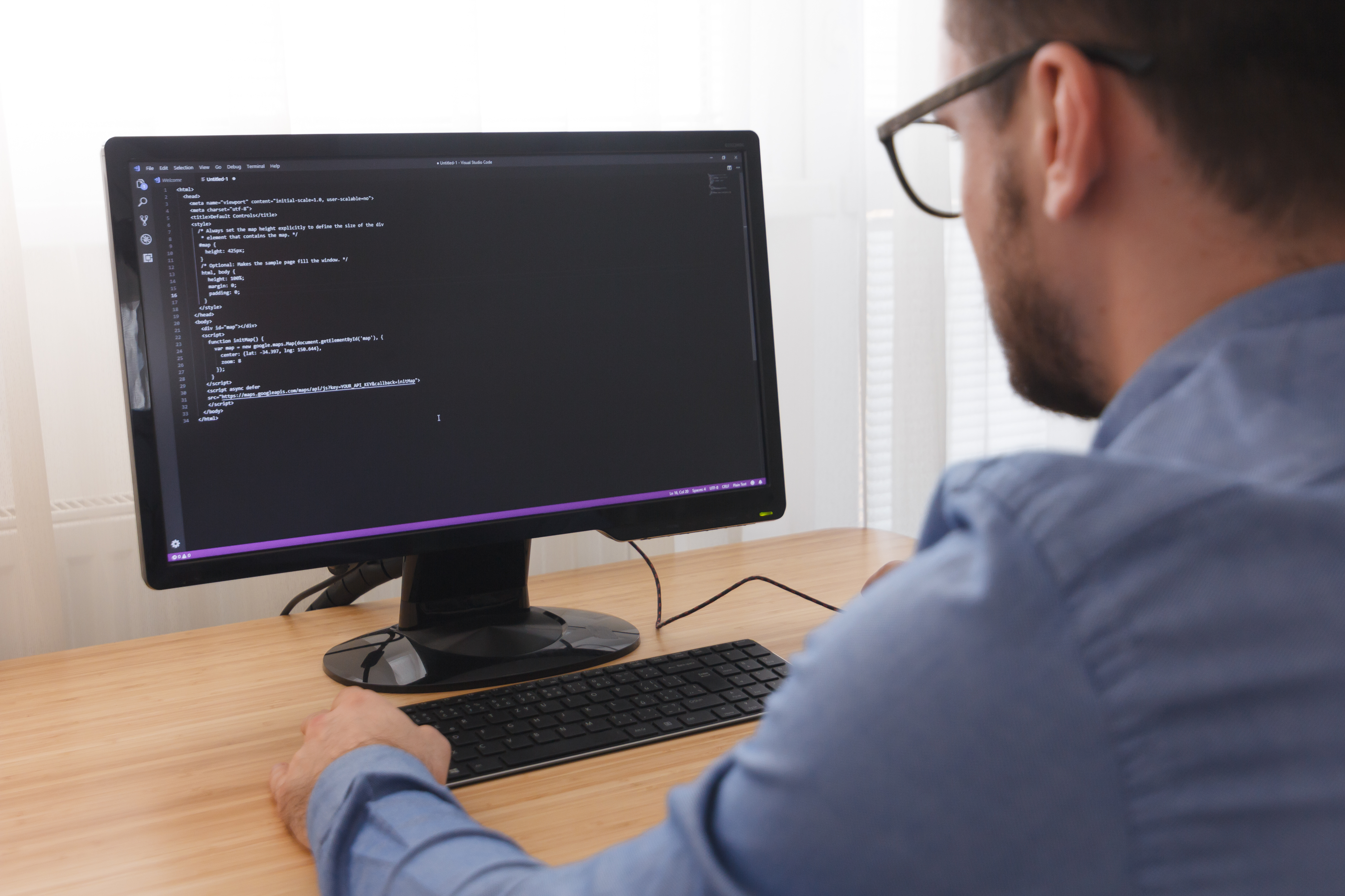 Profesionales analizando pantalla